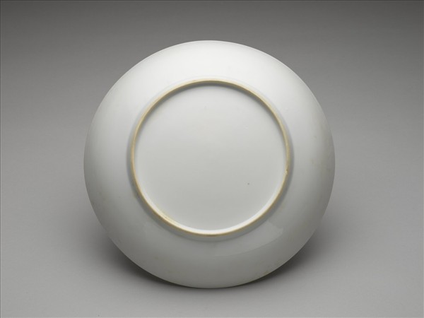 甜白釉番蓮八寶團壽紋盤