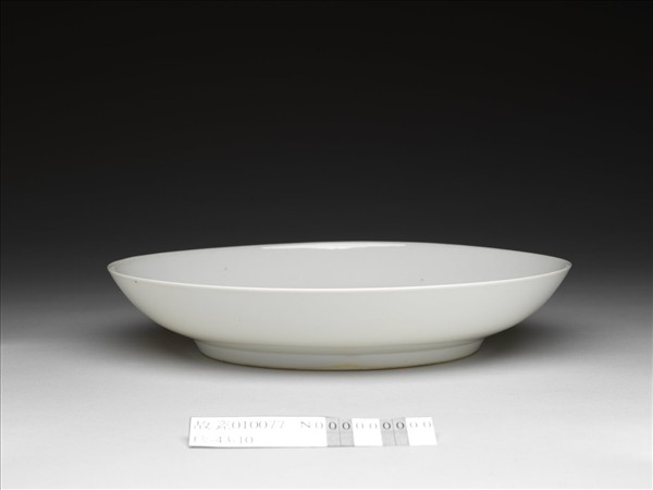 甜白釉番蓮八寶團壽紋盤