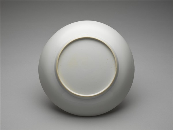 甜白釉番蓮八寶團壽紋盤