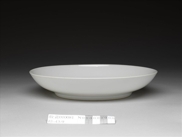 甜白釉番蓮八寶團壽紋盤