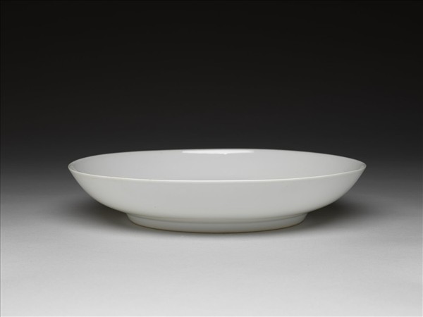 甜白釉番蓮八寶團壽紋盤