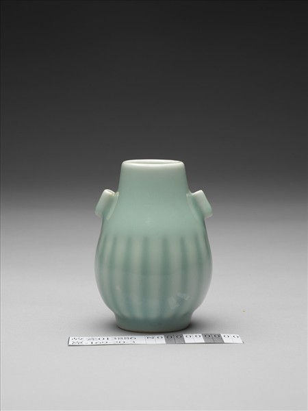 冬青釉貫耳瓶