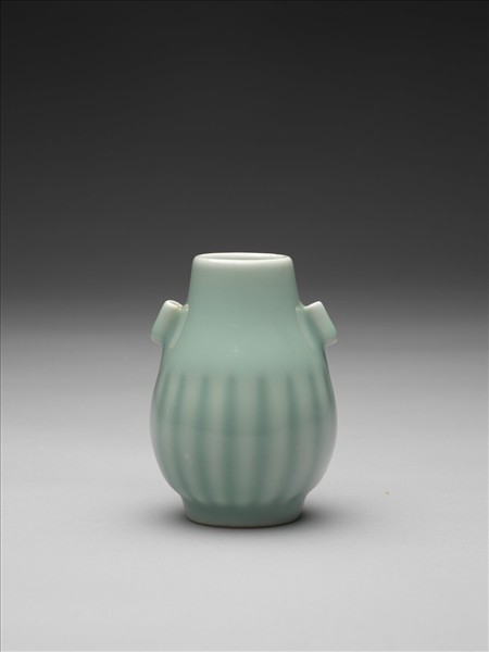 冬青釉貫耳瓶