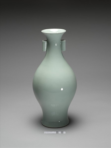冬青釉貫耳瓶