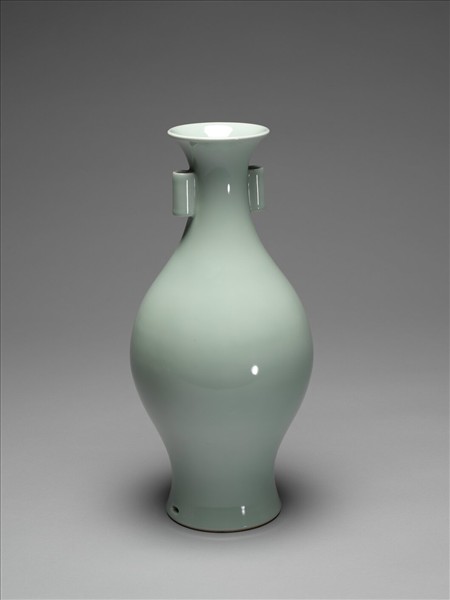 冬青釉貫耳瓶