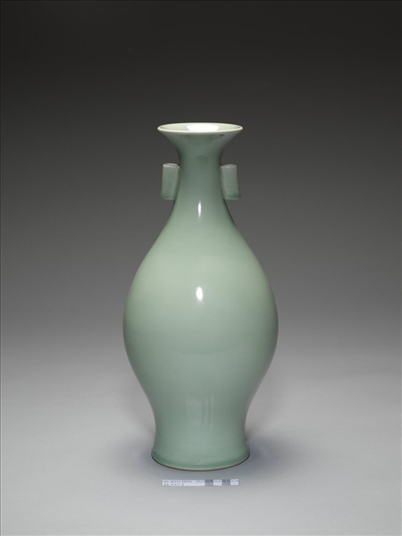 冬青釉貫耳瓶