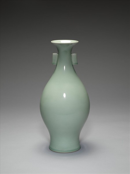 冬青釉貫耳瓶