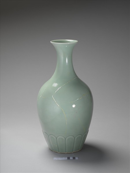 冬青釉菊瓣紋瓶