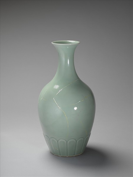 冬青釉菊瓣紋瓶