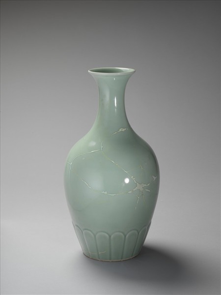 冬青釉菊瓣紋瓶