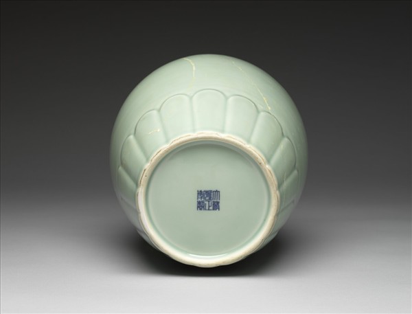 冬青釉菊瓣紋瓶