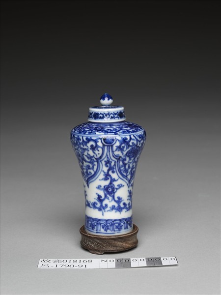 青花花卉紋帶蓋梅瓶