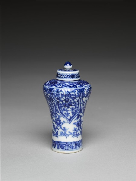 青花花卉紋帶蓋梅瓶