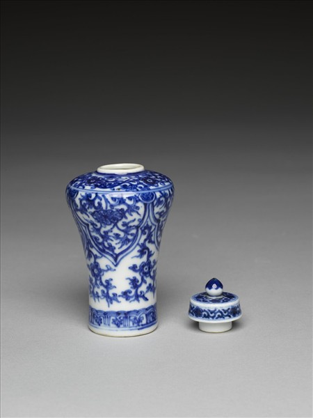青花花卉紋帶蓋梅瓶