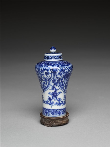青花花卉紋帶蓋梅瓶