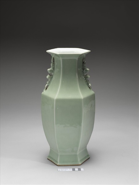 冬青釉獸耳六方瓶