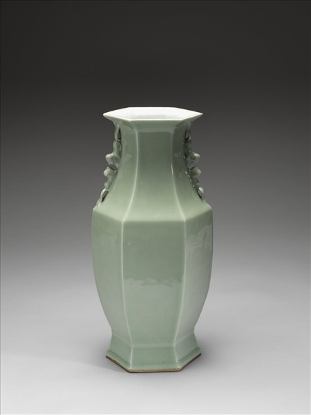 冬青釉獸耳六方瓶