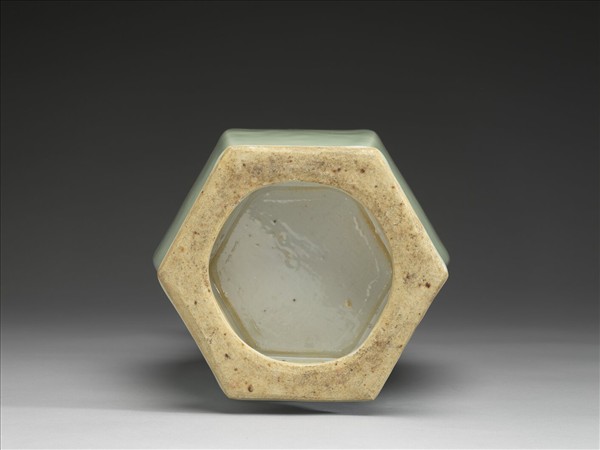 冬青釉獸耳六方瓶