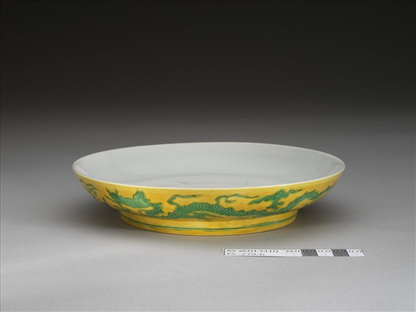 嬌黃綠彩雙龍戲珠紋盤