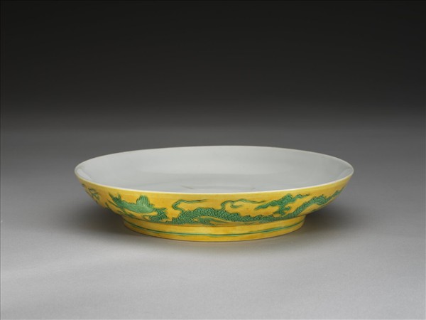嬌黃綠彩雙龍戲珠紋盤