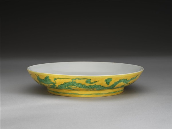 嬌黃綠彩雙龍戲珠紋盤