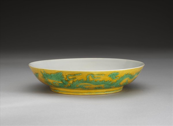 嬌黃綠彩雙龍戲珠紋盤