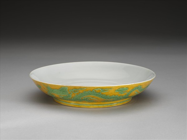 嬌黃綠彩雙龍戲珠紋盤