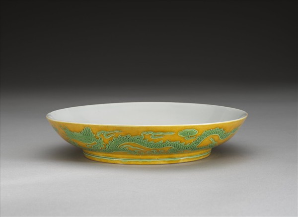 嬌黃綠彩雙龍戲珠紋盤