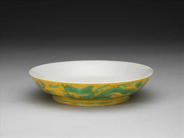 嬌黃綠彩雙龍戲珠紋盤