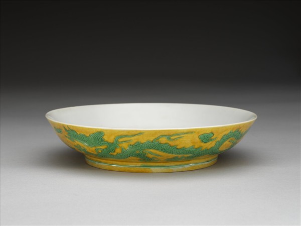 嬌黃綠彩雙龍戲珠紋盤