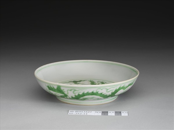 白瓷綠彩雲龍紋盤