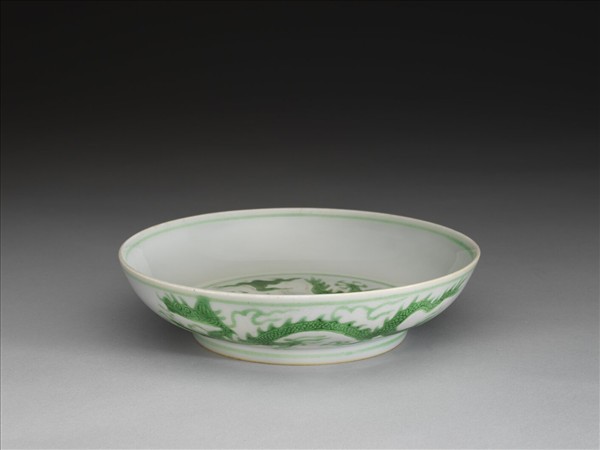 白瓷綠彩雲龍紋盤