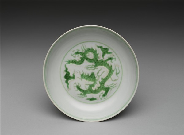 白瓷綠彩雲龍紋盤