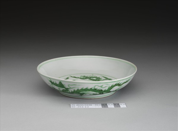 白瓷綠彩雲龍紋盤