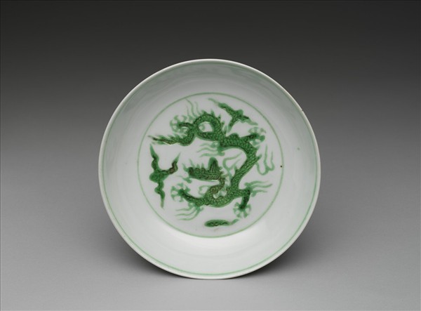 白瓷綠彩雲龍紋盤