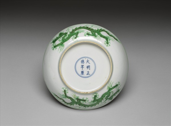 白瓷綠彩雲龍紋盤