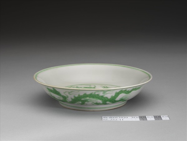 白瓷綠彩雲龍紋盤