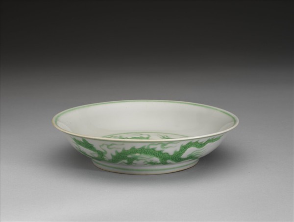 白瓷綠彩雲龍紋盤
