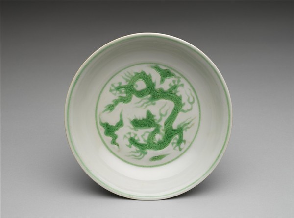 白瓷綠彩雲龍紋盤