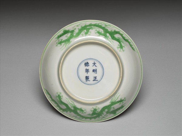 白瓷綠彩雲龍紋盤