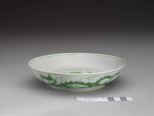 白瓷綠彩雲龍紋盤