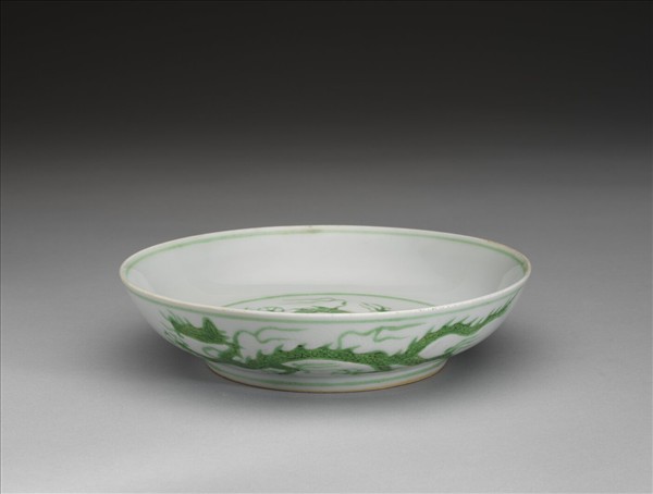 白瓷綠彩雲龍紋盤