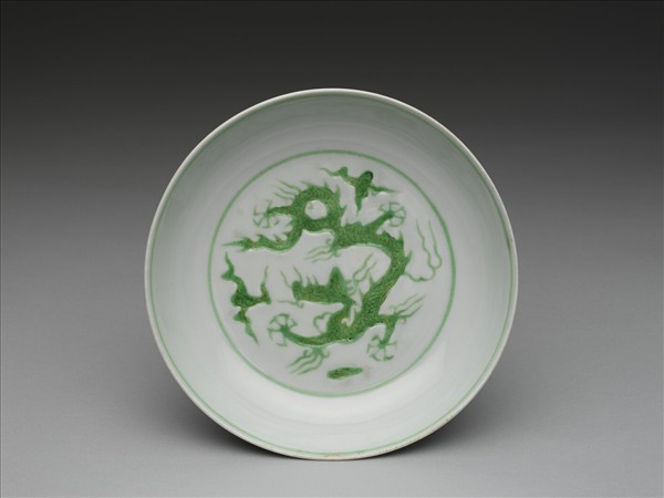 白瓷綠彩雲龍紋盤