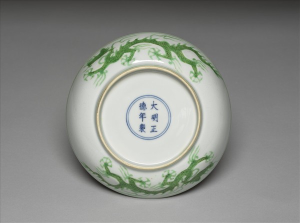 白瓷綠彩雲龍紋盤