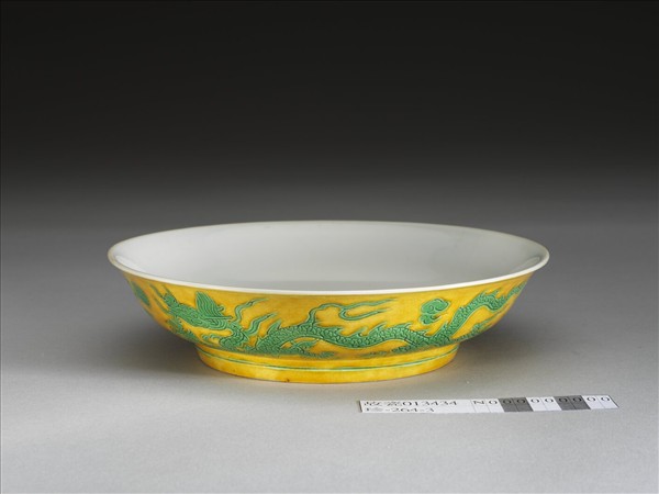 黃地綠彩龍紋白裡盤