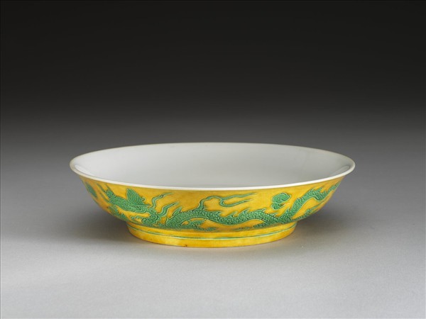 黃地綠彩龍紋白裡盤
