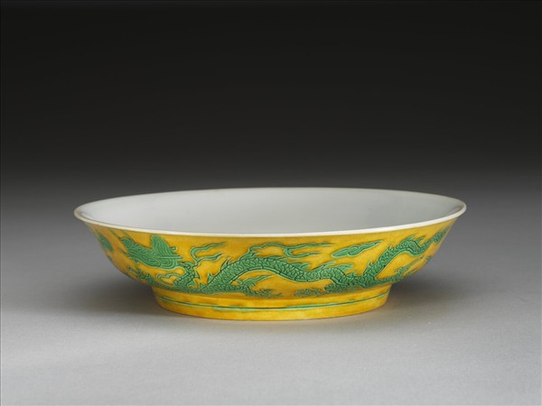 黃地綠彩龍紋白裡盤