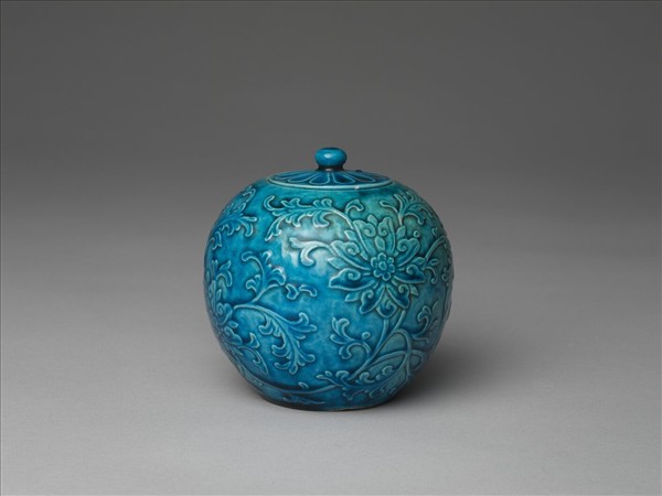 孔雀綠釉刻花番蓮紋蓋罐