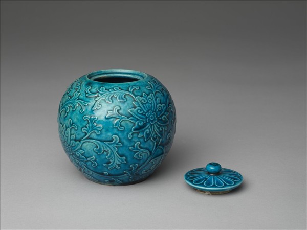 孔雀綠釉刻花番蓮紋蓋罐