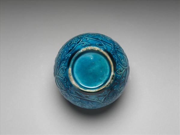 孔雀綠釉刻花番蓮紋蓋罐